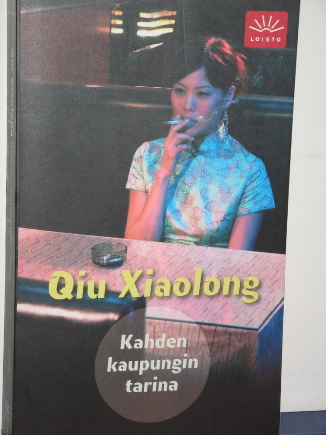 Qiu Xiaolong : Kahden kaupungin tarina