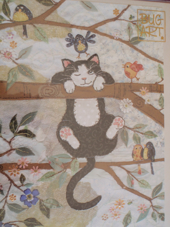 Jane Crowther kissa roikkuu puun oksalla tk ja kuori