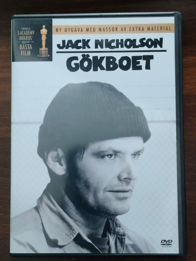 Yksi lensi yli käenpesän