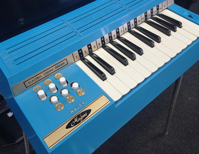 Magnus Chord Organ Type 350 *TARJOUS*