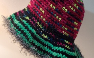 Alina´s Handmade käsin virkattu hattu moniväri