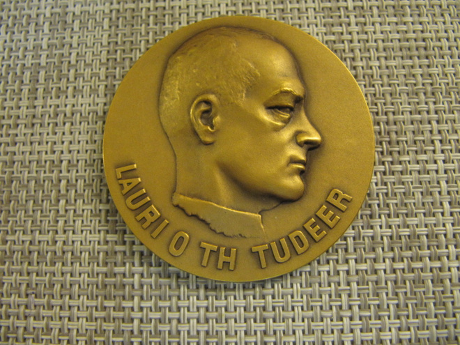 Lauri O TH Tudeer mitali 1951 /Essi Renvall 1951.