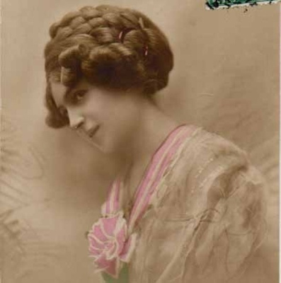 NAINEN / Eteerisen kaunis tyttö ja evita-kampaus. 1900-l.