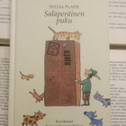 Sylvia Plath - Salaperäinen puku (sid.) - pikkukuva 1
