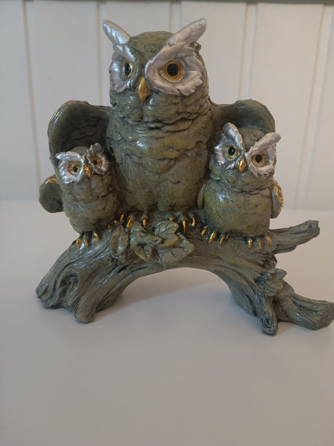 Pöllö poikineen puunrungolla