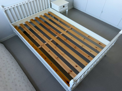 Laitala Oy:n kustavilainen sänky (valkoinen), 120 cm
