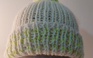 Alina´s Handmade käsin neulottu vaalea pipo