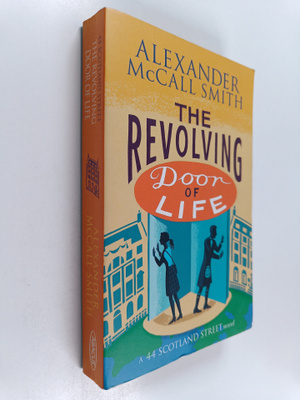 Alexander McCall Smith : The revolving door of life : a 4...