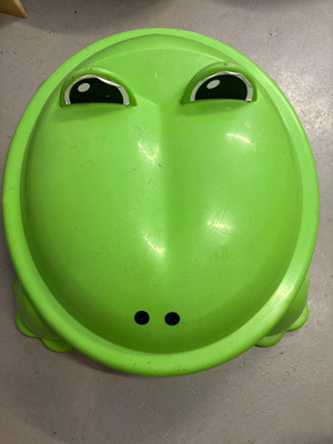 Vihreä sammakko muovinen.