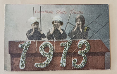 Pikkuleidit huutavat onnittelunsa vuodelle 1913, k. k-k