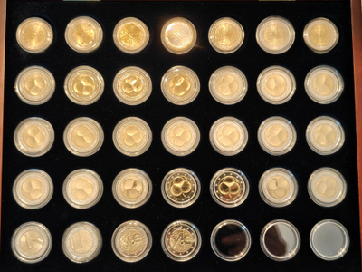 32 UNC 2€ suomi juhlarahaa mm.7 risurahaa