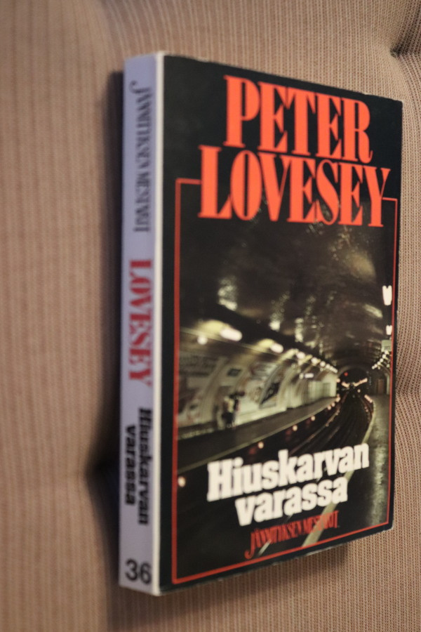 Peter Lovesey : Hiuskarvan varassa ( 1.p. 1990 )