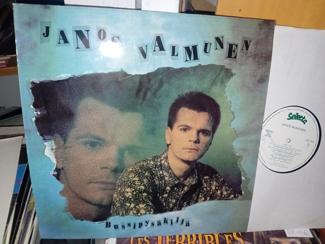 LP Janos Valmunen : Bussipysäkillä ( SIS POSTIKULU )
