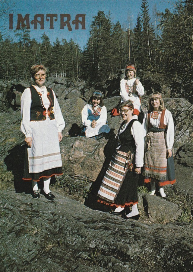 SUOMALAISIA KANSALLISPUKUJA