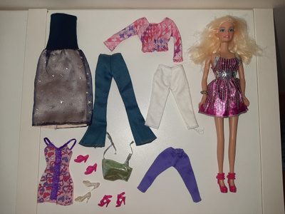 Kaunis barbie+ vaatteet, kenkiä ja hiusharja