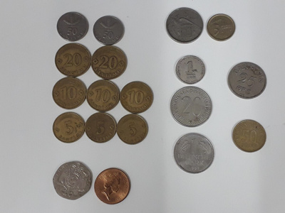 Ulkomaisia kolikoita 32+1 seteli