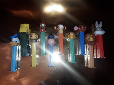 10 kappaletta keräily PEZ karkkiannostelioita. Disney