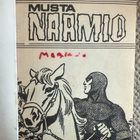 SARJAKIRJA #58 - MUSTANAAMIO - pikkukuva 2