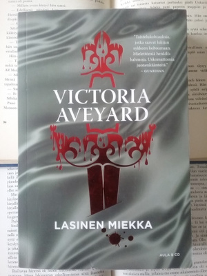 Victoria Aveyard - Lasinen miekka (nid.)