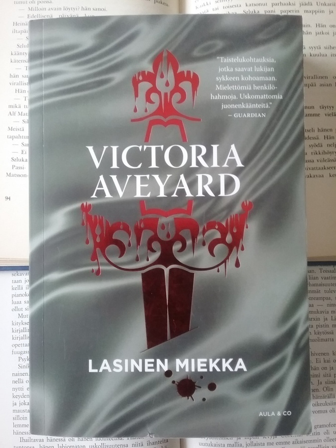 Victoria Aveyard - Lasinen miekka (nid.)