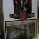 DURAN DURAN TAULU VIIDELLÄ NIMMARILLA - pikkukuva 1