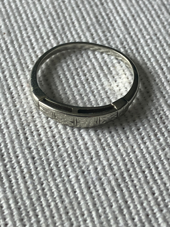 18K valkokultasormus, 1,63 g – kaiverrettu vintage-sormus
