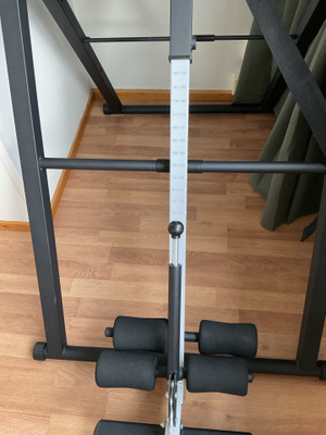Inversiopöytä selän venyttelyyn