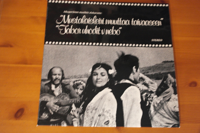 Mustalaisleiri muuttaa taivaaseen.Tabor uhodit v  nebo LP