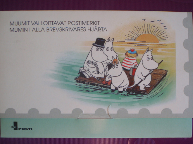 Tove Jansson postikortit ja -merkit kansiossa