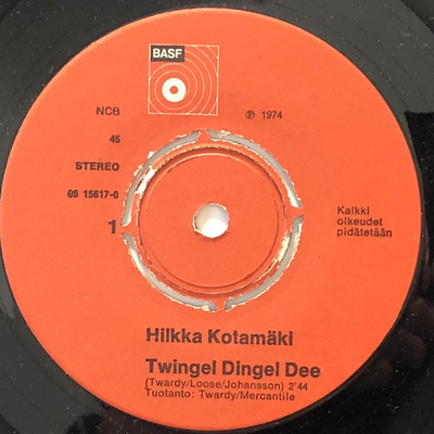HILKKA KOTAMÄKI - TWINGEL DINGEL DEE / TYTTÖJEN TANSSIT  7"