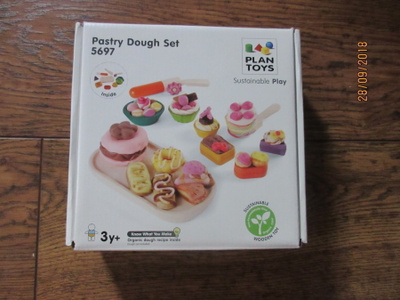 Plan Toys puinen leivontaleikkisetti.