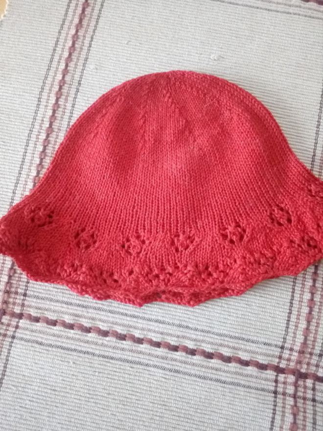 Punainen pitsireunainen lakki päänympärys 46-48cm
