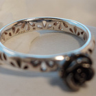 Spinning Jewelry, 925 hopea sormus mustalla ruusulla. 16,5 - pikkukuva 3