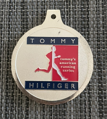 TOMMY HILFIGER America’s Running Series -metallinen merkki