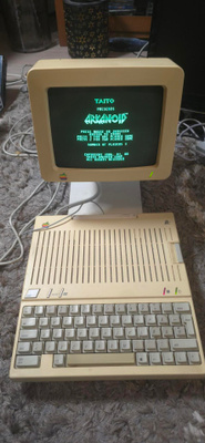 Apple IIc sekä monitori.