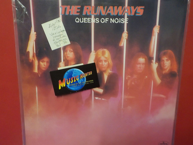 THE RUNAWAYS - QUEENS OF NOISE HOL -77 EX+/EX+ LP