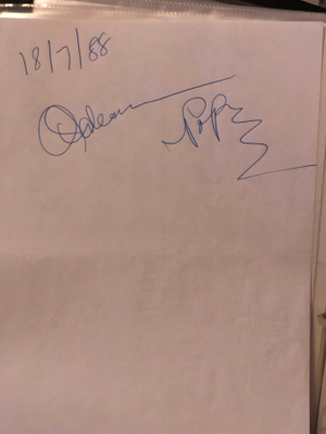 Odean Pope nimikirjoitus paperilla