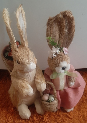 Pääsiäispupuja tyttö ja poika olkikoristeet
