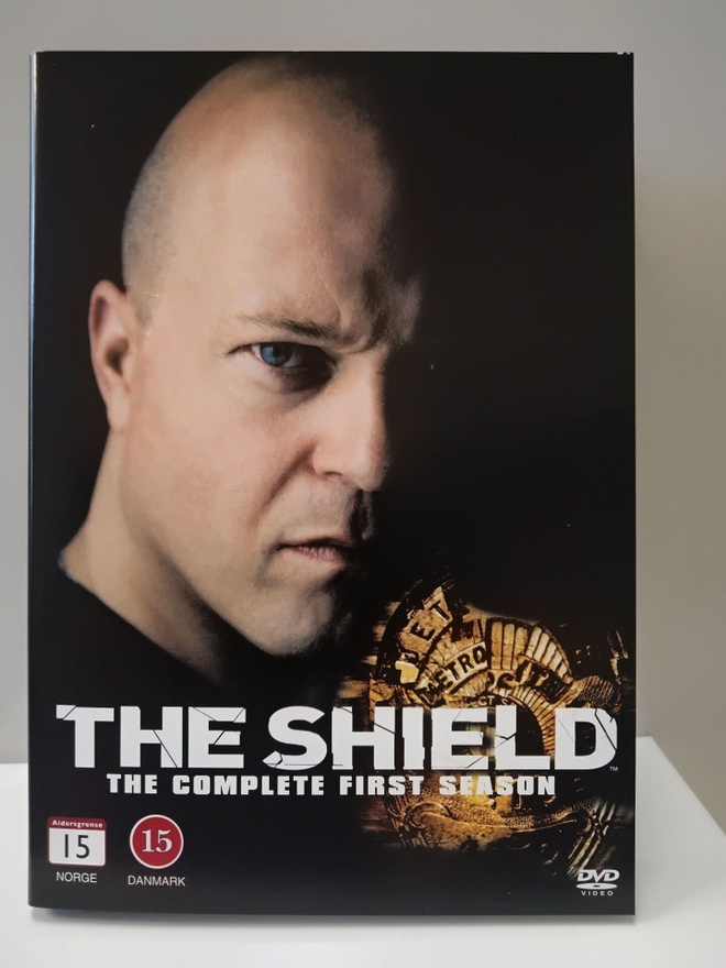 28 x dvd The Shield kaudet 1-7 - Lain varjolla