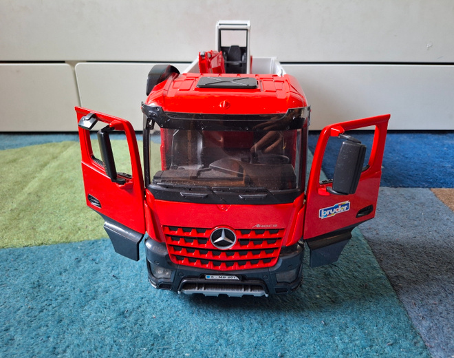 Kuorma-auto Mercedes-Benz Arocs, vaihtolava ja kaivinkone