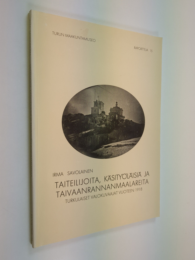 Irma Savolainen : Taiteilijoita, käsityöläisiä ja taivaan...