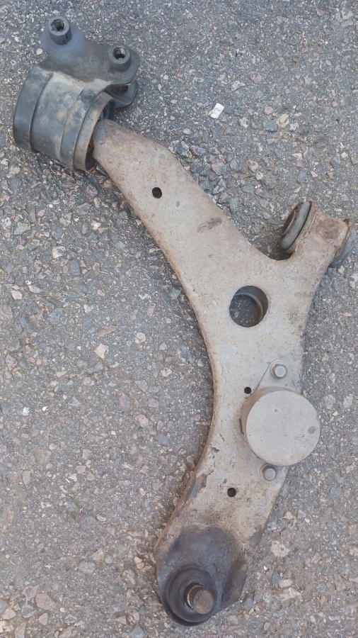 Mazda 3 ehjä etu tukivarsi
