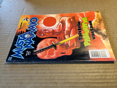 MUSTANAAMIO 20/2002