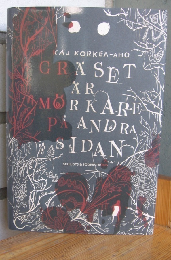 Kaj Korkea-aho: Gräset är mörkare på andra sidan. 426 s.