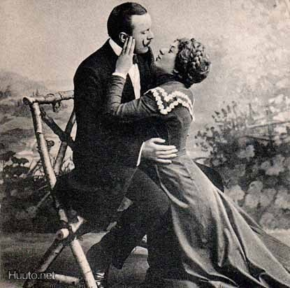 RAKKAUS / Nainen sivelee miehen poskia. 1900-l.