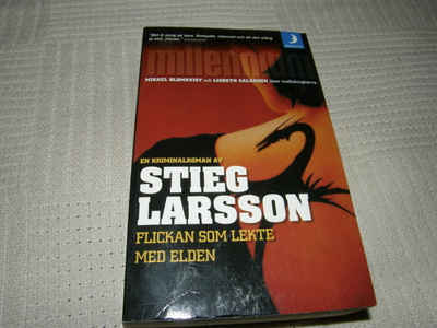 Stieg Larsson Flickan som lekte med elden    -pok