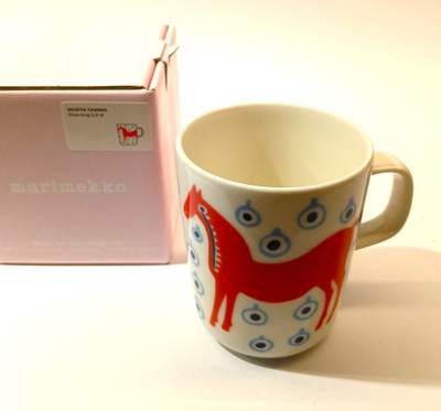 Marimekko mustatamma erikoismuki 2026, (punainen+laatikko)