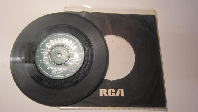 Slim Dusty 7" UK 1957 A Pub With No Beer