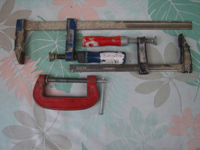 3 kpl puristimia.