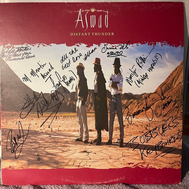 Aswad: Distant Thunder lp-levy nimikirjoituksilla